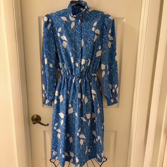 Vintage Dresses & Skirts - Vintage ILGWU USA Blue White Leaf Print Smocked Prairie Secretary Dress 7/8